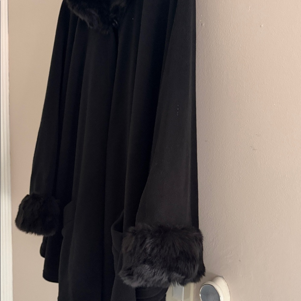 Cejon Black Cape with Faux Fur Accents - Picture 2 of 12